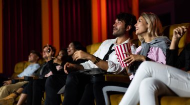 İnsanlar sinema sinemasında film izlerler. Grup eğlence etkinliği ve eğlence konsepti.