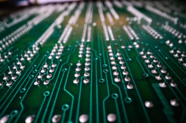 Elektronik cihazlardaki yazdırılmış devre kartının ve bileşenlerin aşırı detaylı görünümü.