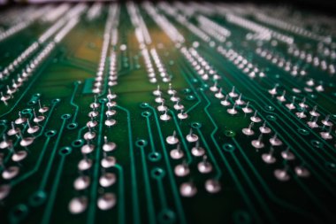 Elektronik cihazlardaki yazdırılmış devre kartının ve bileşenlerin aşırı detaylı görünümü.