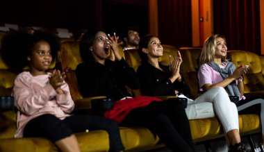 İnsanlar sinema sinemasında film izlerler. Grup eğlence etkinliği ve eğlence konsepti.