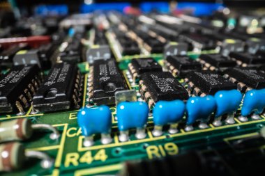 Yazılı devre kartının ve elektronik cihazlardaki bileşenlerinin aşırı detaylı görünümü.
