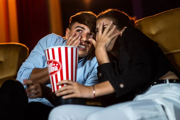 Couple Amoureux Regardant Choc Film Les Yeux Fermés Dans Cinéma — Photo