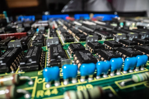 Yazılı devre kartının ve elektronik cihazlardaki bileşenlerinin aşırı detaylı görünümü.