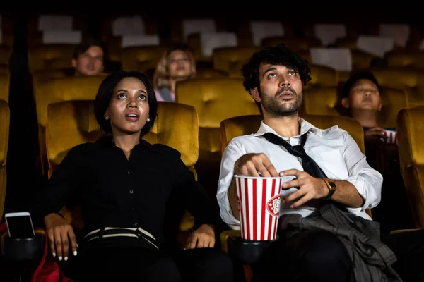 Público Sentado Cinema Assistindo Horror Terrível Mulher Com Medo Sentado — Fotografia de Stock