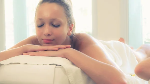 Ontspannen Jonge Vrouw Liggend Een Kuuroord Bereid Voor Gezichtsbehandeling Massage — Stockfoto