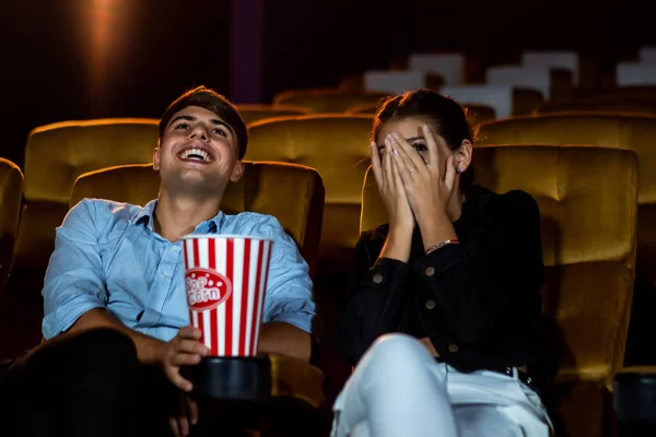 Couple Caucasiens Regardent Film Thriller Cinéma Les Yeux Fermés Tournent — Photo