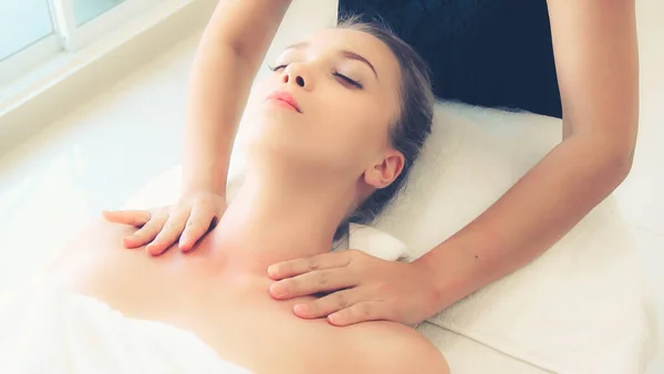 Avslappnad Kvinna Att Axelmassage Lyx Spa Professionell Massage Terapeut Wellness — Stockfoto