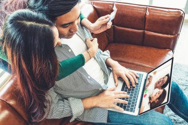 Covid-19 Coronavirus salgını sırasında evde güvende kalırken aile içi mutlu video görüşmeleri. Çevrimiçi video kamera ile insanların bağlantı teknolojisi kavramı.