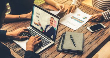 E-öğrenme ve Çevrimiçi İş Tanıtım Toplantısı Konsepti. İnsanların uzaktan öğrenebileceği dijital eğitim kursu..