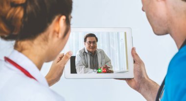 Doktor Teletıp Servisi sanal hasta sağlığı sohbetleri için çevrimiçi video. Canlı video çağrısı için internete bağlanan çevrimiçi mobil cihaz kullanarak evden uzak doktor sağlık danışmanı .