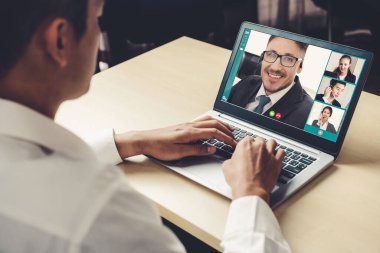 Sanal işyerinde ya da ücra bir ofiste iş görüşmeleri. Profesyonel iş dünyasındaki iş arkadaşınla iletişim kurmak için akıllı video teknolojisi kullanan telekonferans görüşmesi..