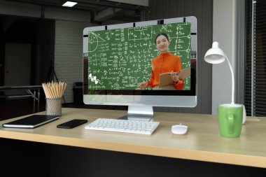 E- öğrenim ve Öğrenci ve Üniversite Konsepti Online Eğitim. Video konferansı çağrı teknolojisi öğrencilerin her yerden öğrenebileceği dijital eğitim kursları düzenliyor..