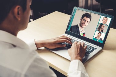 Sanal işyerinde ya da ücra bir ofiste iş görüşmeleri. Profesyonel iş dünyasındaki iş arkadaşınla iletişim kurmak için akıllı video teknolojisi kullanan telekonferans görüşmesi..