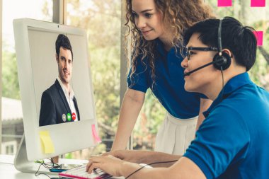 Sanal işyerinde ya da ücra bir ofiste buluşan iş adamları. Profesyonel iş dünyasındaki iş arkadaşınla iletişim kurmak için akıllı video teknolojisi kullanan telekonferans görüşmesi..