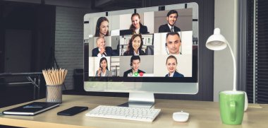 Sanal işyerinde ya da ücra bir ofiste iş görüşmeleri. Profesyonel iş dünyasındaki iş arkadaşınla iletişim kurmak için akıllı video teknolojisi kullanan telekonferans görüşmesi..