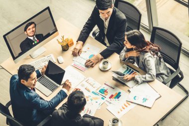 Sanal işyerinde ya da ücra bir ofiste buluşan iş adamları. Profesyonel iş dünyasındaki iş arkadaşınla iletişim kurmak için akıllı video teknolojisi kullanan telekonferans görüşmesi..