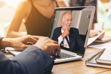 Sanal işyerinde ya da ücra bir ofiste buluşan iş adamları. Profesyonel iş dünyasındaki iş arkadaşınla iletişim kurmak için akıllı video teknolojisi kullanan telekonferans görüşmesi..