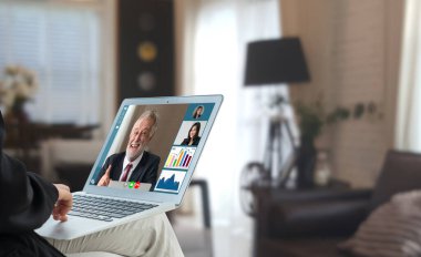 Sanal işyerinde ya da ücra bir ofiste iş görüşmeleri. Profesyonel iş dünyasındaki iş arkadaşınla iletişim kurmak için akıllı video teknolojisi kullanan telekonferans görüşmesi..