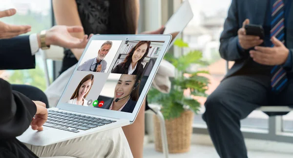 직장이나 사무실에서 만나는 사람들에게 비디오 전화를 수있습니다 동료와 의사소통하기 스마트 — 스톡 사진